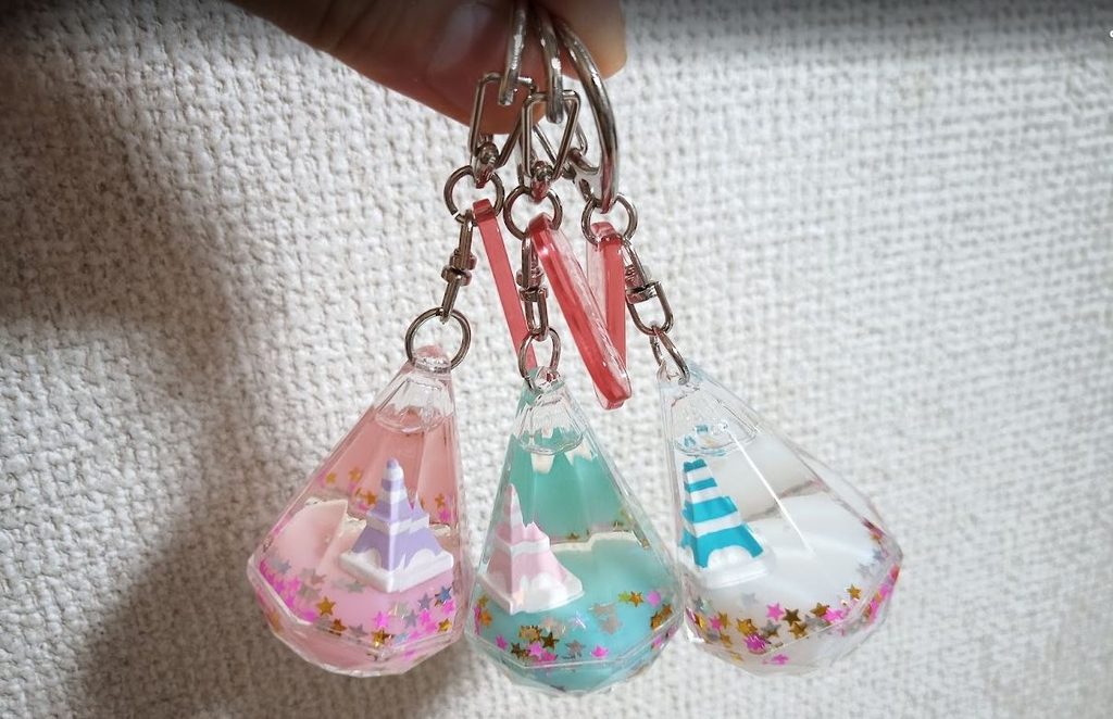 指でキーホルダーを持った写真